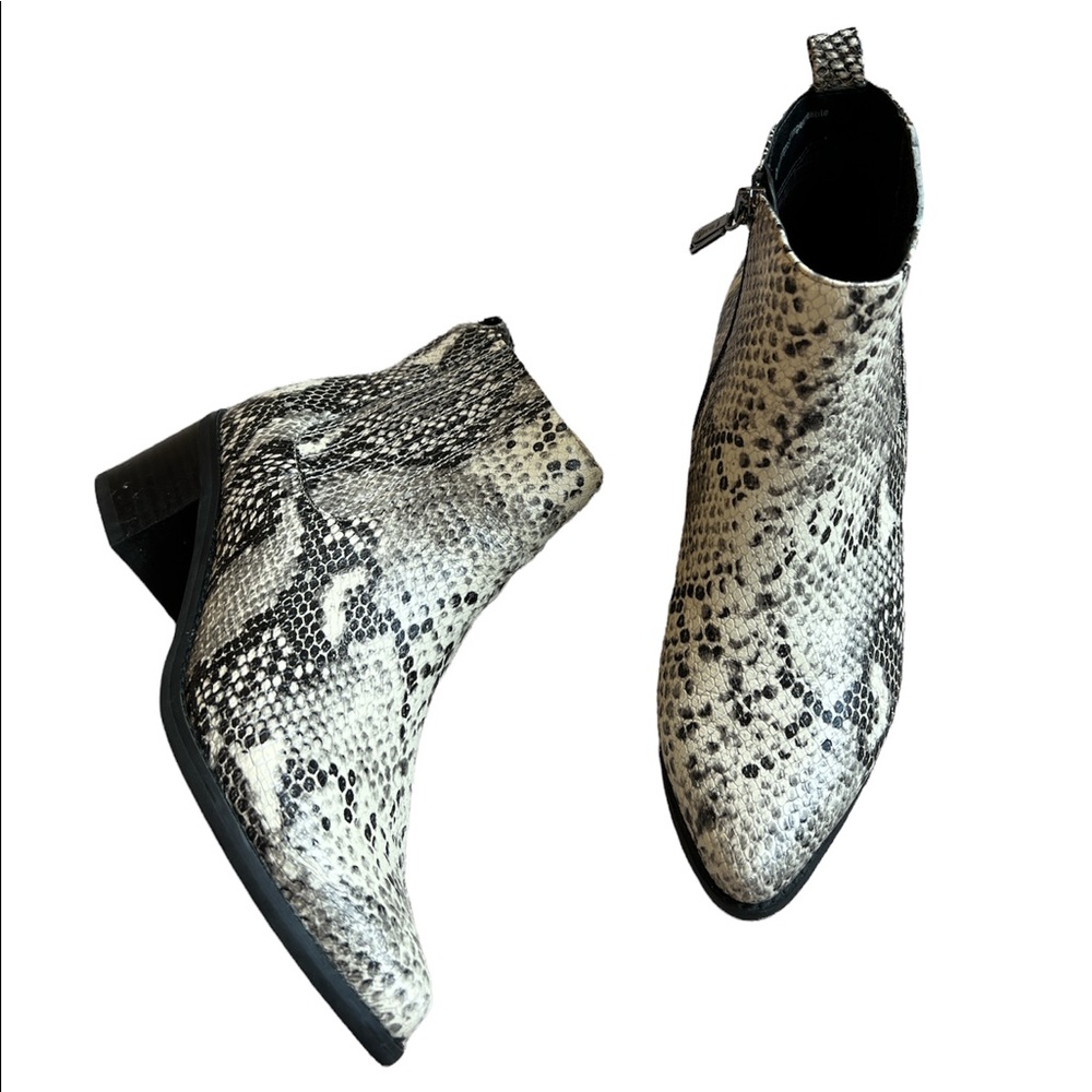 Blondo Elvina Cream Snake Print Waterproof Ankle Boots in Size 8.5 - Like new